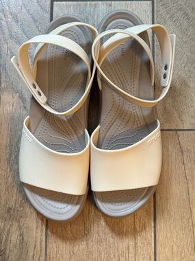 LiteRide by CROCS Women's Two-Tone Neutral Sandal in Shitiake Sz 10